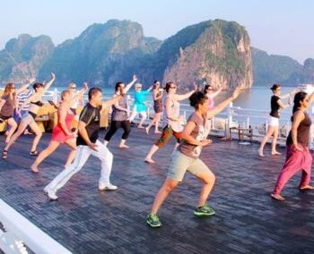 Tai Chi en el crucero por Bahía de Ha Long