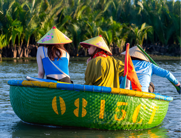 Bote cesta en pueblo de Cam Thanh