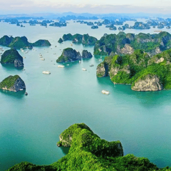 Navegando por la Bahía de Halong