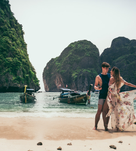 pareja en la playa de phuket