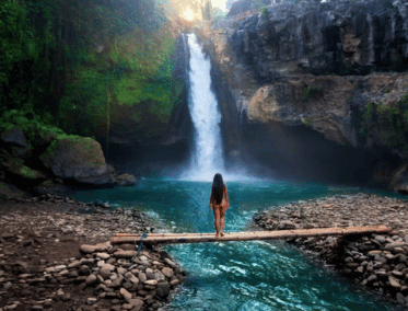 Catarata Tropical en el Corazón de la Isla